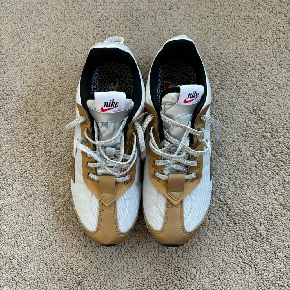 WOMEN NIKE SIZE 7.5 GOOD CONDITION - HARDLY WORN